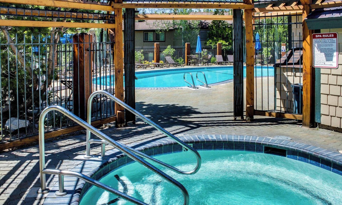 Lake Forest Condo | Bright condo with outdoor pool, hot tub, tennis, sauna & patio - walk to lake