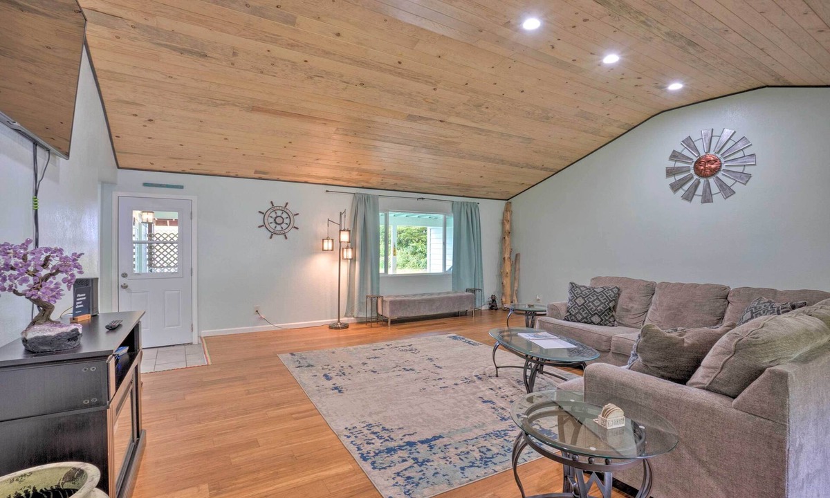 Smith River House | Bungalow w/Wraparound Deck - 8 Mi to Brookings