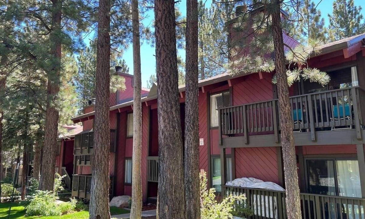 Mammoth Lakes Apartment | Cal King, 2BR/2bth Hot Tub, Pool & Walk to town