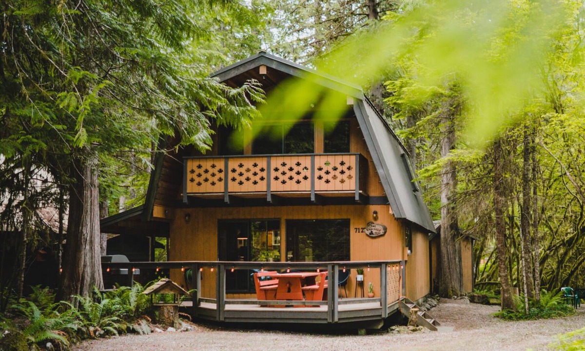 Glacier Cabin | Camp North Fork - dog friendly, WiFi, King bed