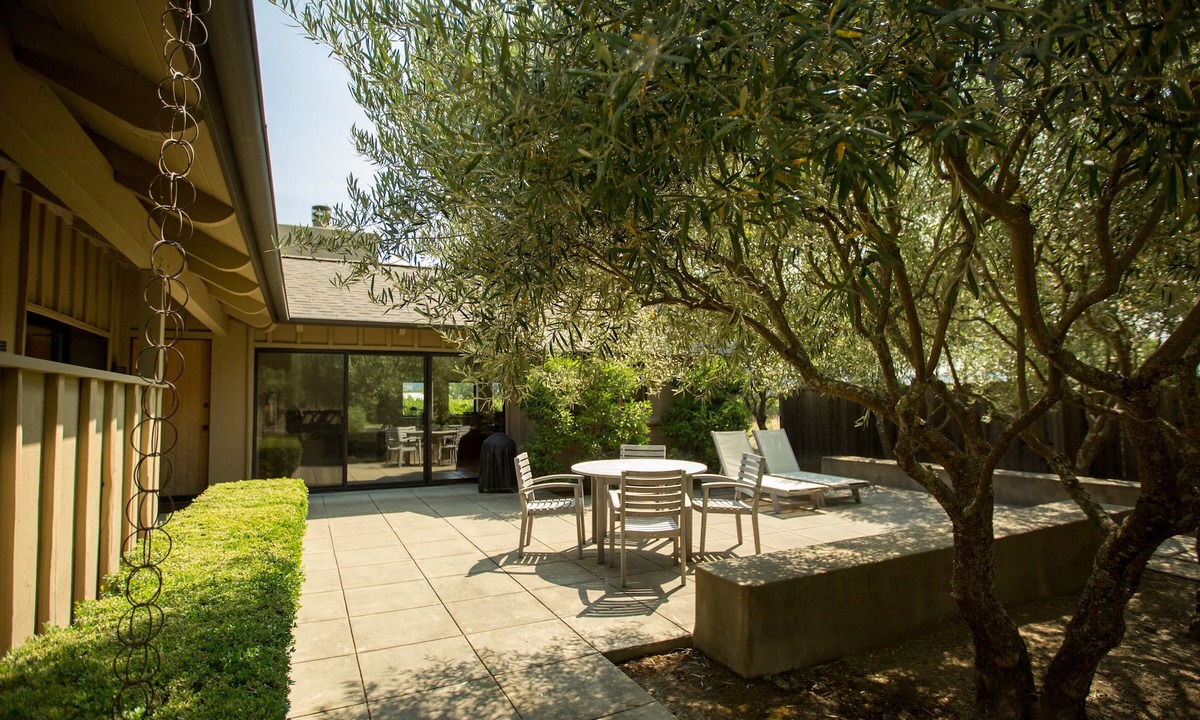 St. Helena House | CASA CABERNET- A RARE FIND AMONGST THE VINES IN ST. HELENA, CA. NAPA VALLEY