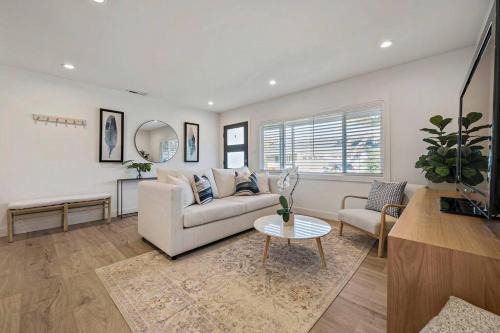North Whisman House | Casa DiNora Chic and Comfy Home in the Heart of Silicon Valley