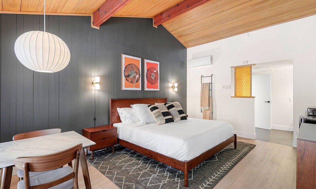 Dunsmuir Hotel | Cave Springs Resort Hotel Room 5 (Visit Mt Shasta)