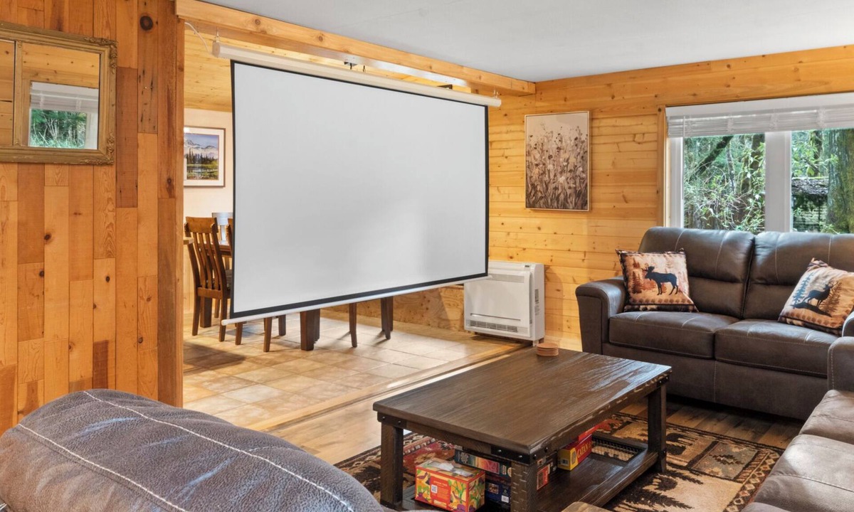 Ashford Cabin | Cedar Cabin at Rainier Entrance w/Hot Tub and Cinema