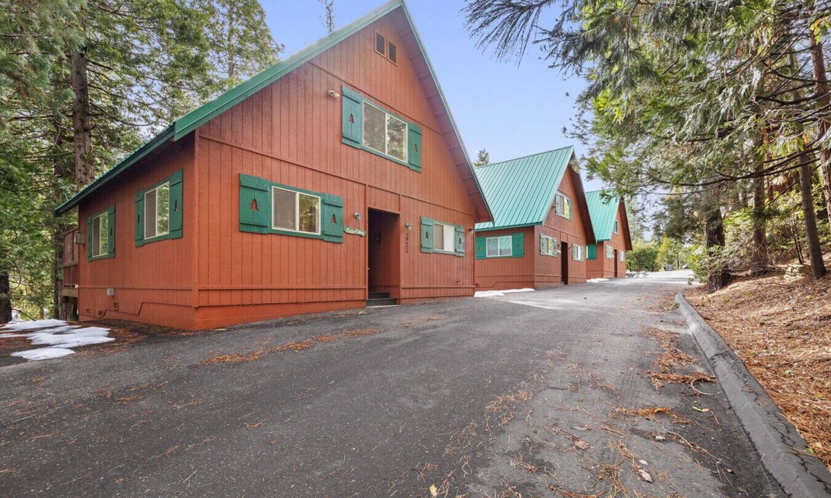 Strawberry Cabin | Cedar Cabin Riverfront Retreat with Deck & Breathtaking Views