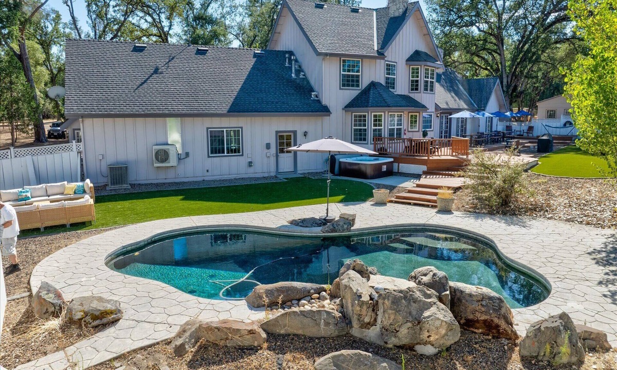 Oakhurst House | Cedar Creek Lodge with POOL/hot tub/sleeps 24!