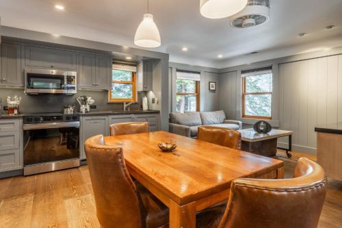Homewood House | Cedar Crest-Stellars Jay Cottage 4