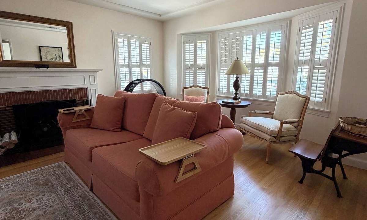 Magnolia Park House | Charming 1-bedroom house in convenient Burbank with AC