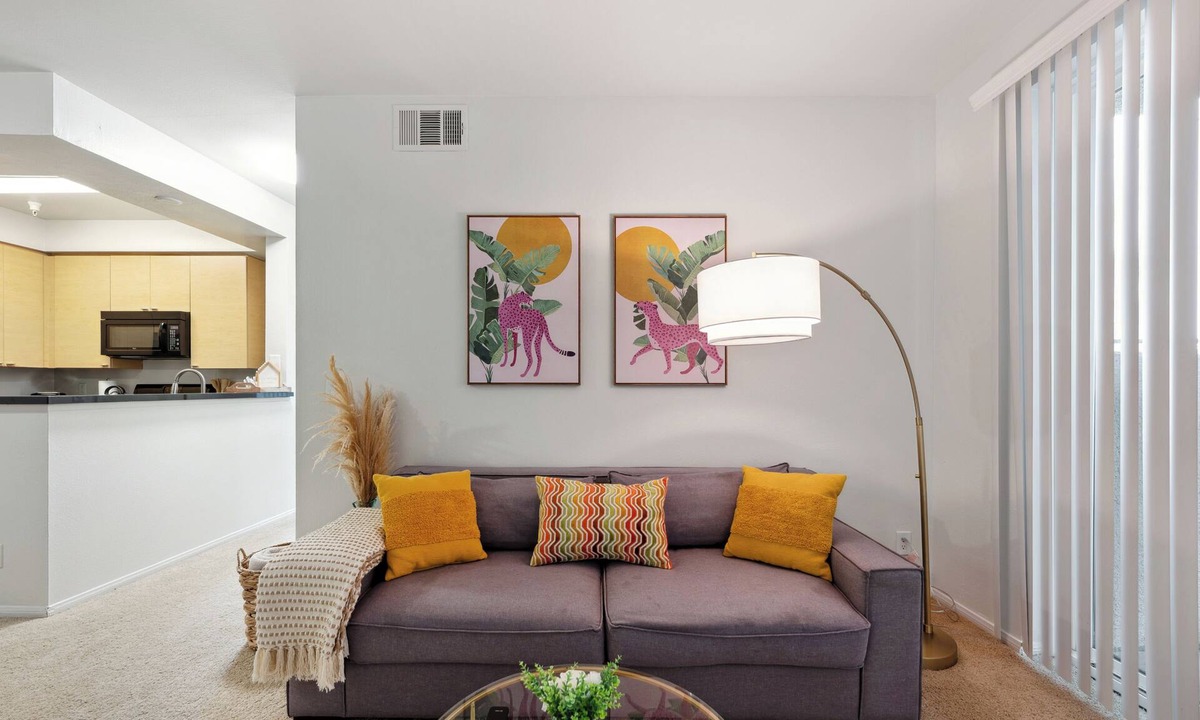 Del Rey Apartment | Charming 2-bedroom apartment with pool, jacuzzi and gym in Marina Del Rey!