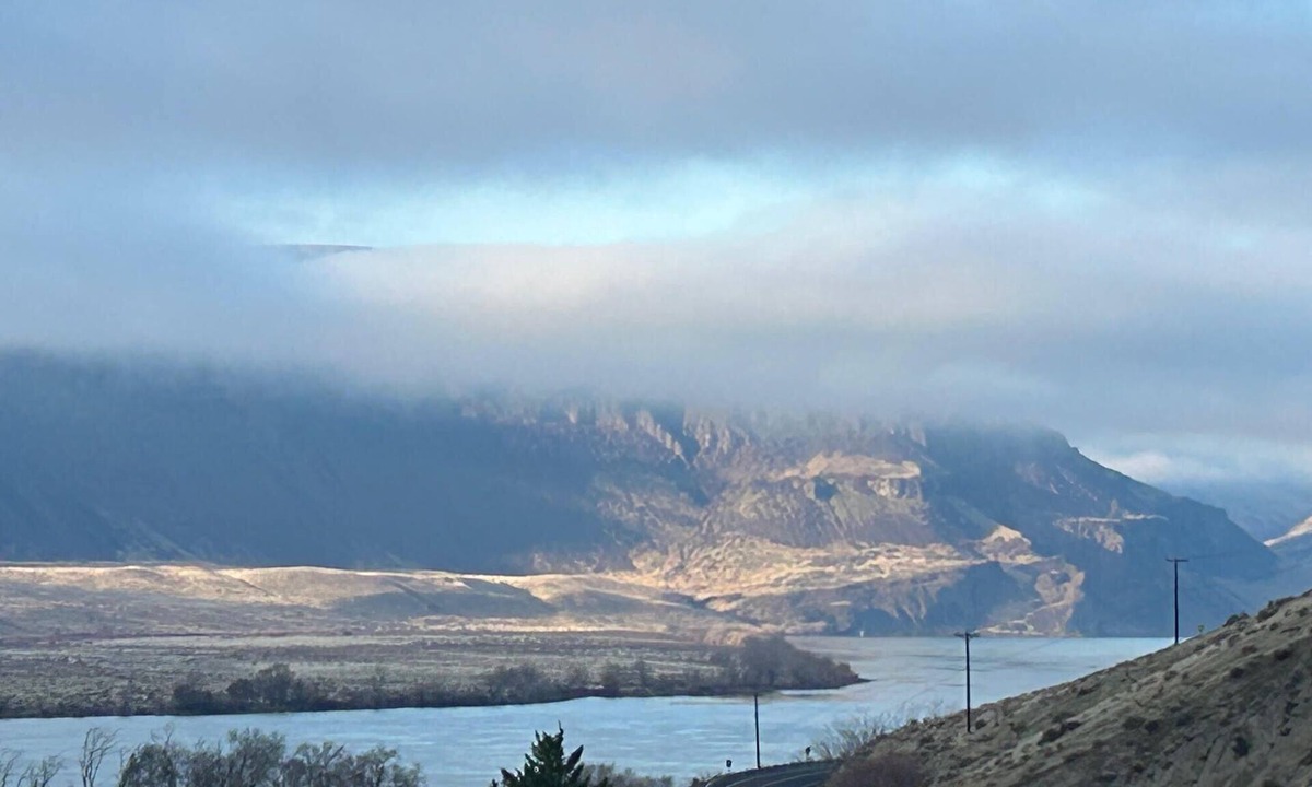Quincy House | Charming 3-Bedroom Townhouse Located in Crescent Bar, WA with Spectacular Views!