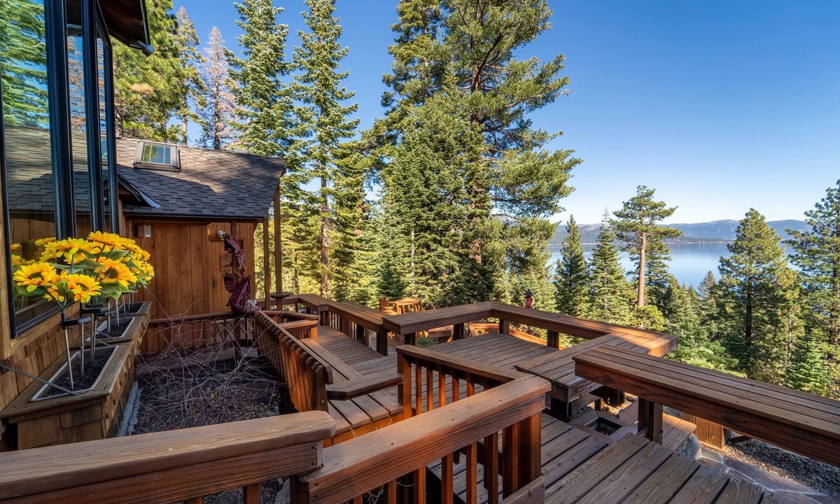 Ridgewood House | Charming 3‑BR Tahoe Bungalow w/Fireplace
