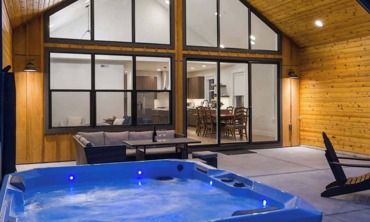 Roslyn House | Chill, Grill & Soak | HotTub, GameRm, Chefs Kitch