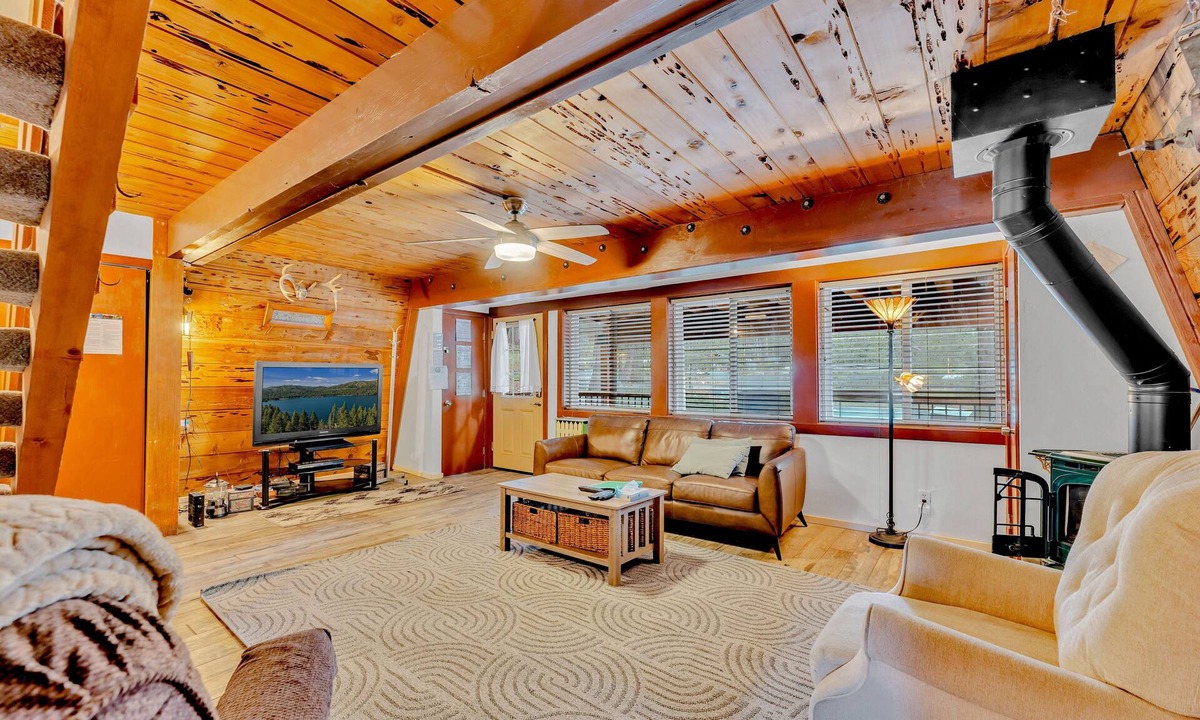 Serene Lakes House | Classic Tahoe Charm – 3 Ski Resorts Within 5 Miles
