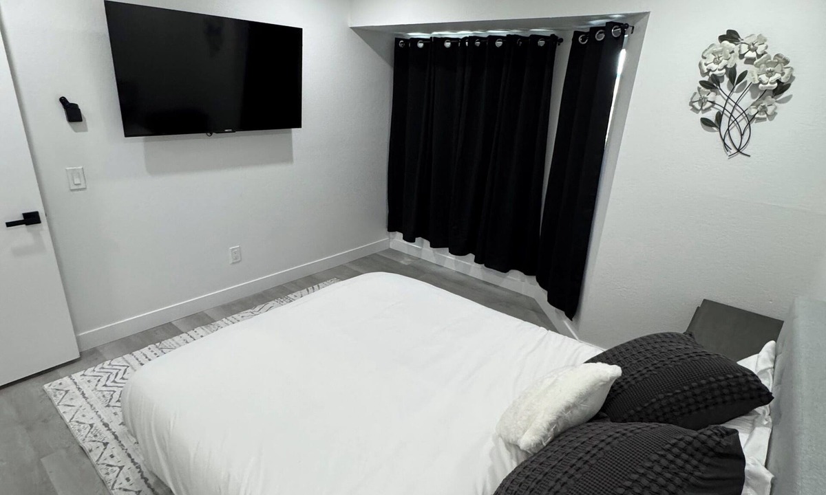 Hesperia House | Clean and Modern 4 Bedroom vacation home