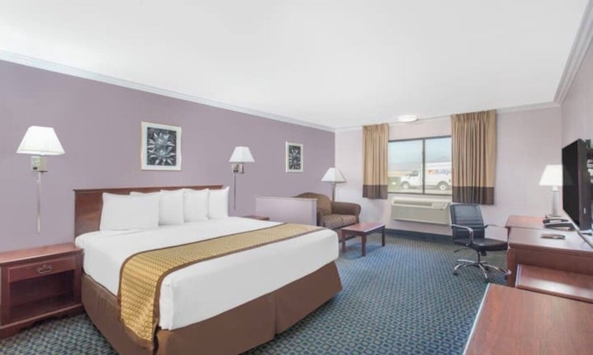Indio Hotel | Coachella Weekend Hotel Room – Days Inn Indio – Sleeps 2 – Apr 9–11th.