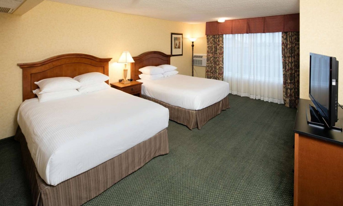 Downtown Hotel | Comfort Meets Convenience – 3 Queen Room Steps Away from Arcata Bay Fun