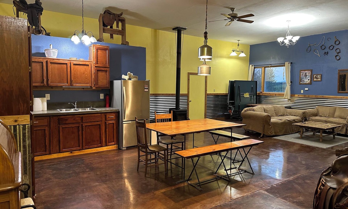 Brownstown House | Converted Barn to your comfy get away, close to Yakima/Naches. Farm Stay Tieton