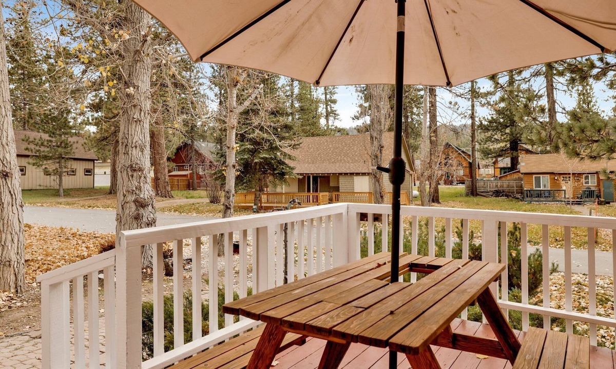 Big Bear Lake Cabin | Cozy 1-Story Retreat: Walk to Village, Wood Fireplace, Pet-Friendly & Gas BBQ