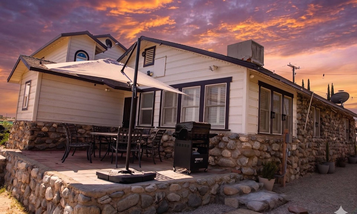 Pearblossom Cabin | Cozy 3-bedroom cabin in serene Pearblossom with AC
