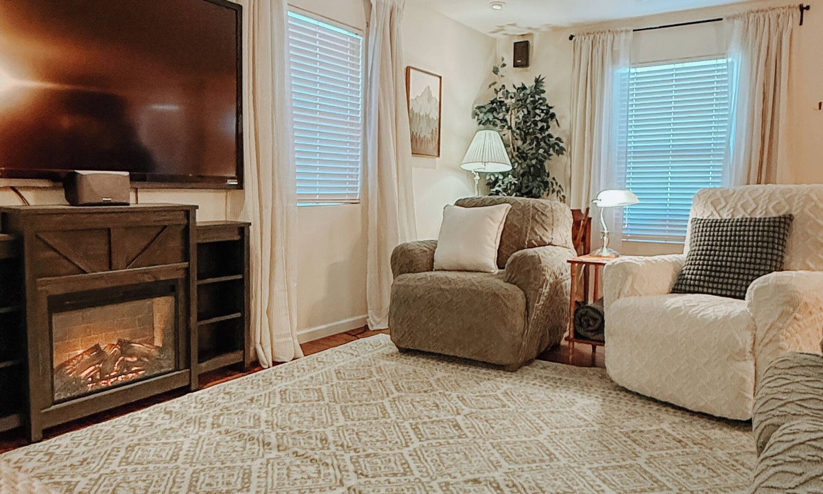 Shasta View House | Cozy 4bd Home w/3 King Beds + EV Charger + Trailer Parking
