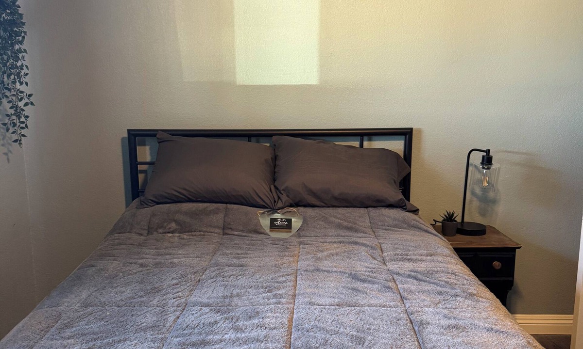 Apple Valley House | Cozy bedroom in charming Apple Valley with WiFi, AC