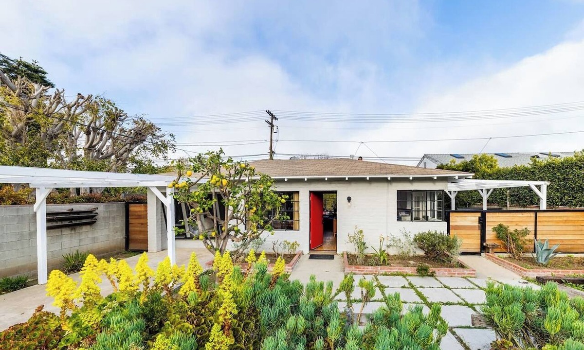 Mar Vista House | Cozy Cottage in Mar Vista - 2 Bedroom