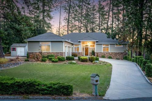 Cedar Ridge House | Cozy foothills home