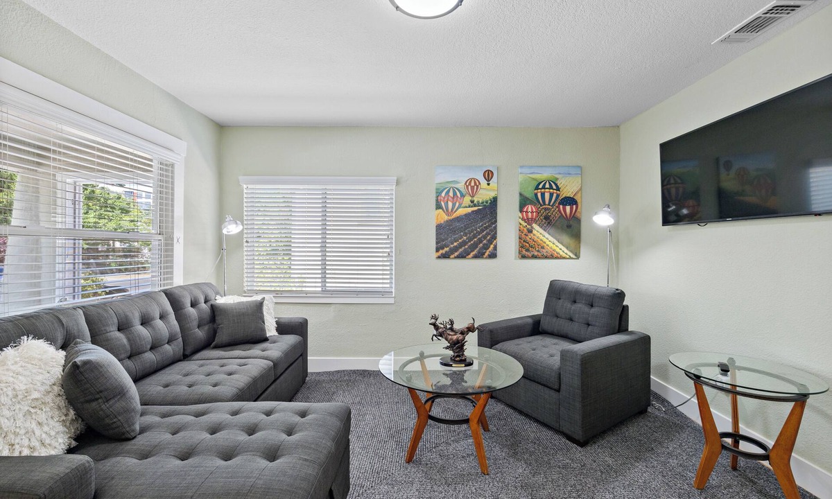North Oak Park House | Cozy Home - 7 Min. Walk to UC Davis Medical Ctr. Sacramento, EV- Charger Leve2