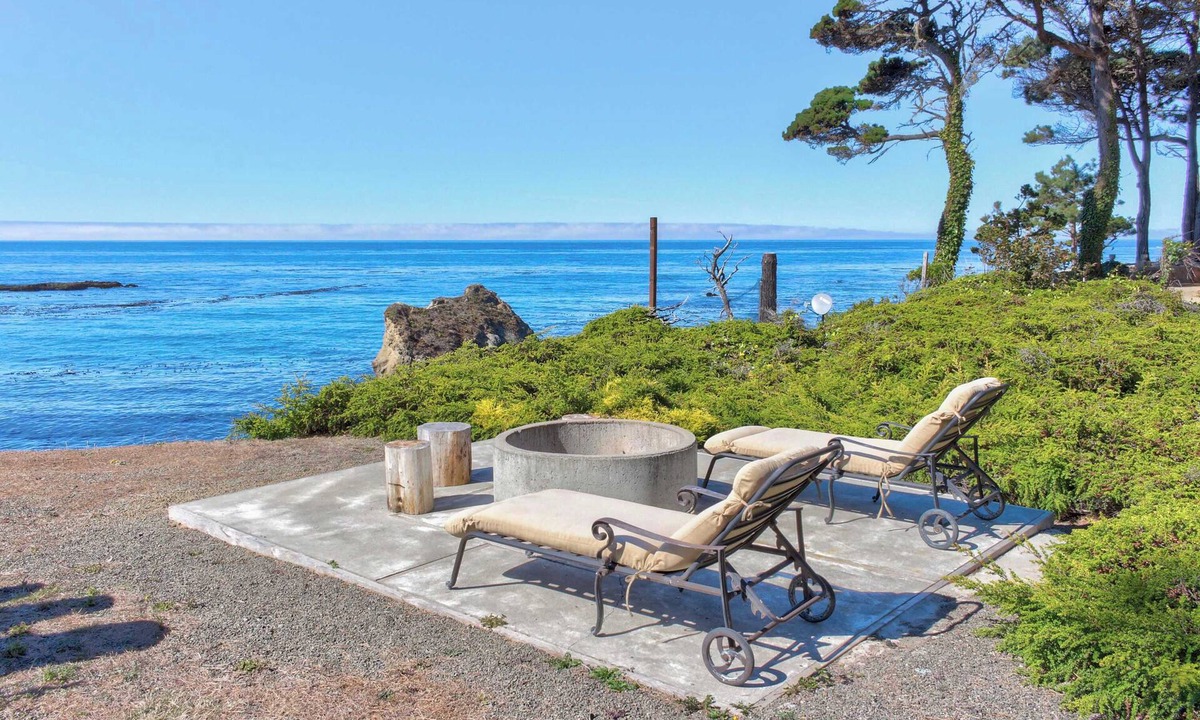 Fort Bragg House | Cozy Oceanfront European Cottage-Deck & Fire Pit