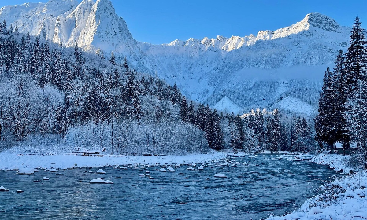 Index Cabin | Cozy Riverside Ski Cabin with Hot Tub, Epic Views, near 12 Nat. Forest Hikes!
