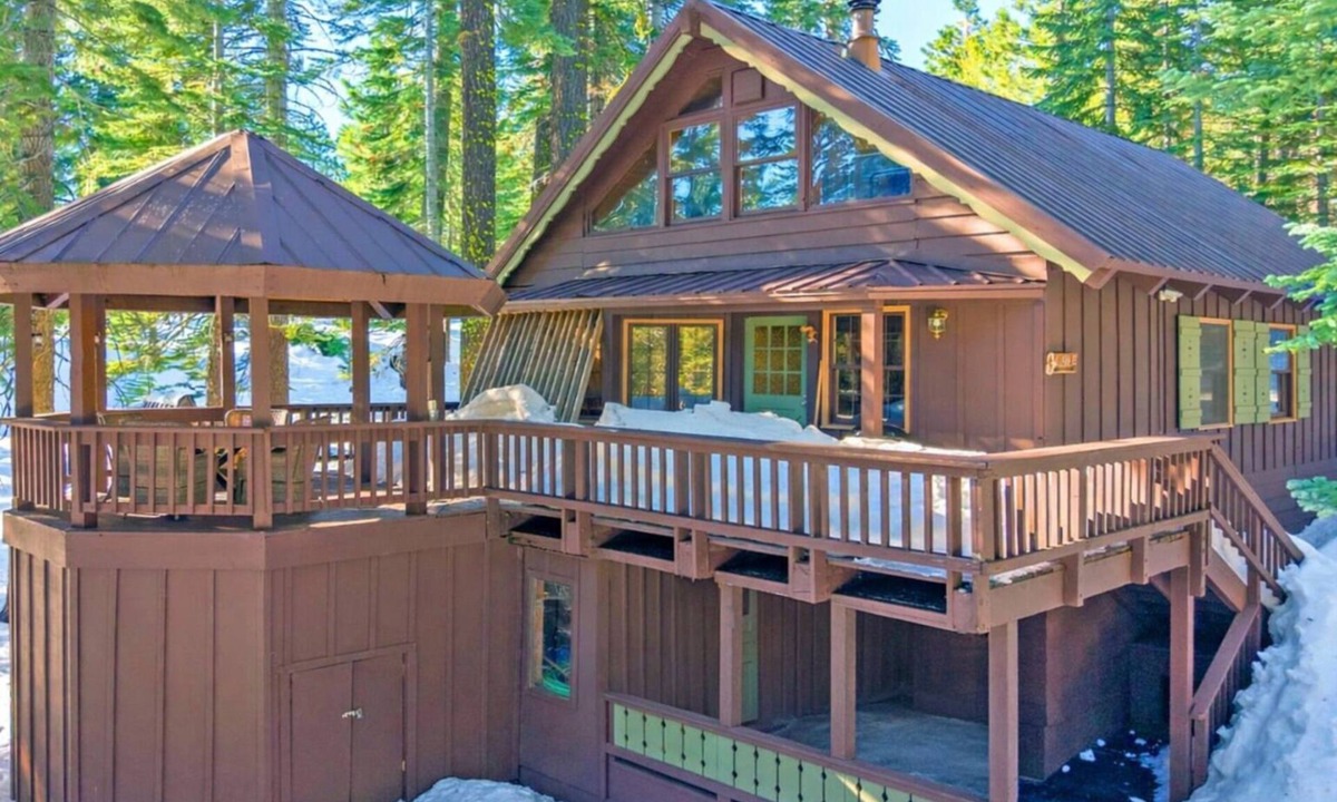 Bear Valley Cabin | Cozy Ski-in/out 3bd/2ba + loft cabin in Bear Valley only steps away from lake.