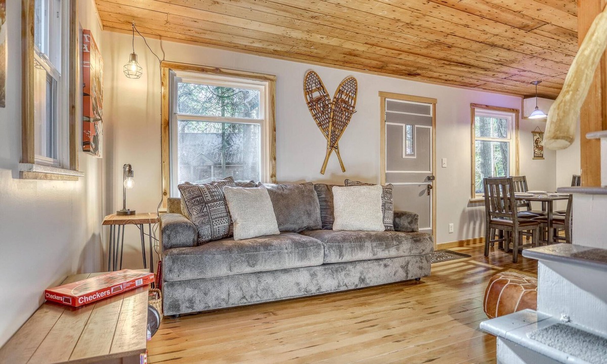 Rhododendron Cabin | Cozy with Modern Comforts, EV Charger, Huge Fenced Yard, Last Minute Feb Deals