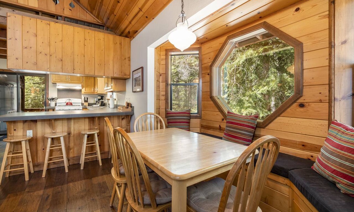 Truckee Cabin | Creekside Cabin - Beautiful Dog Friendly Cabin in TD, Hiking and Biking Access