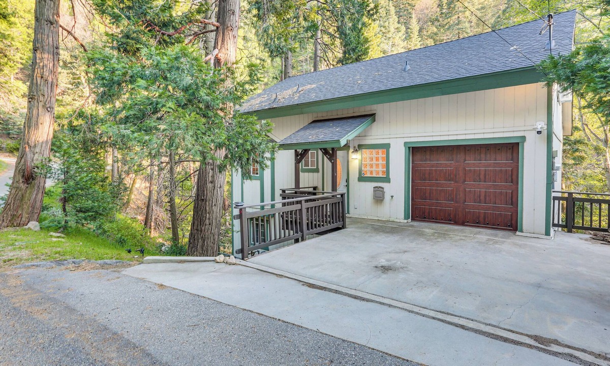 Crestline House | Crestline Home w/Deck < 2 Mi to Lake Gregory!