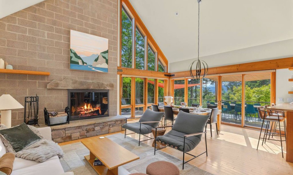 Stevenson House | Curated art, luxe linens & indoor-outdoor fireplaces.