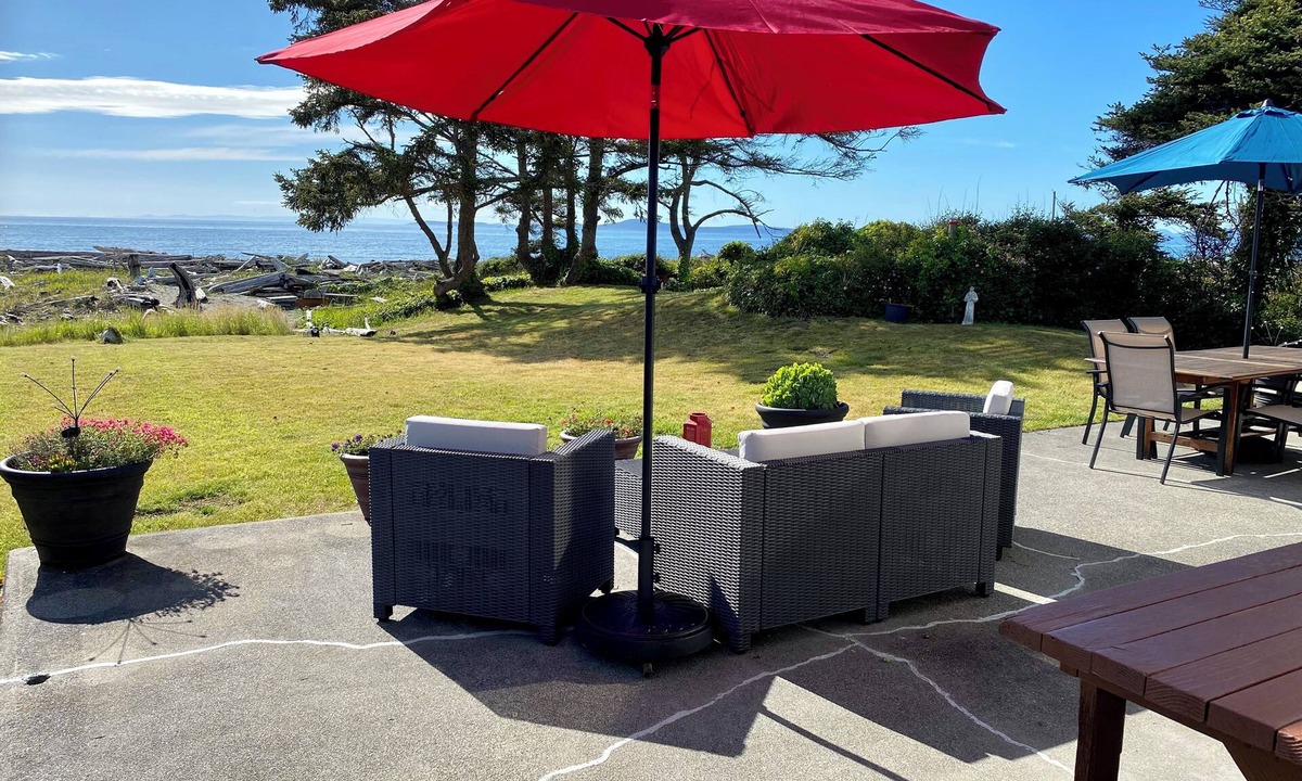 Oak Harbor House | Deception Pass Getaway AMAZING SUNSETS, EAGLES GALORE, BEACHFRONT, HUGE FIRE PIT