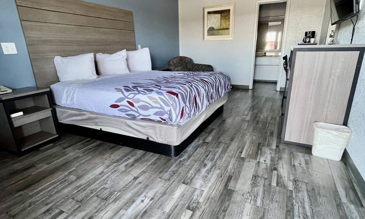 Cleburne Hotel | Delux Inn