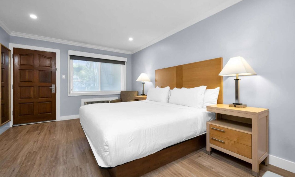 Millbrae Hotel | Deluxe King Free Breakfast + Free Parking in Bay Area