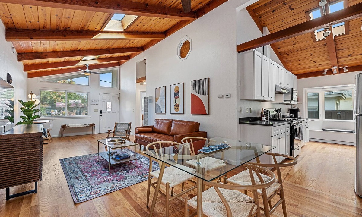 The Willows House | Designer retreat home near Stanford! Luxury, Gym, Peloton, office,Backyard,BBQ