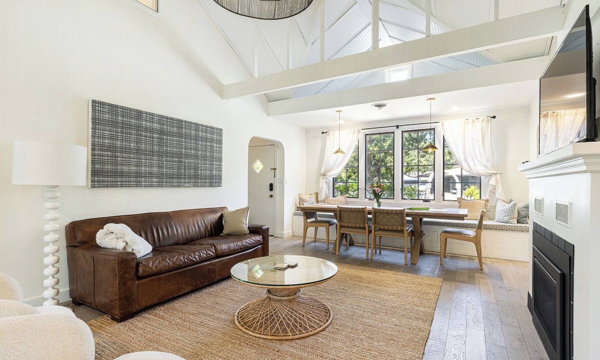 St. Helena House | Designer Saint Helena Home! Easy Walk to Downtown!