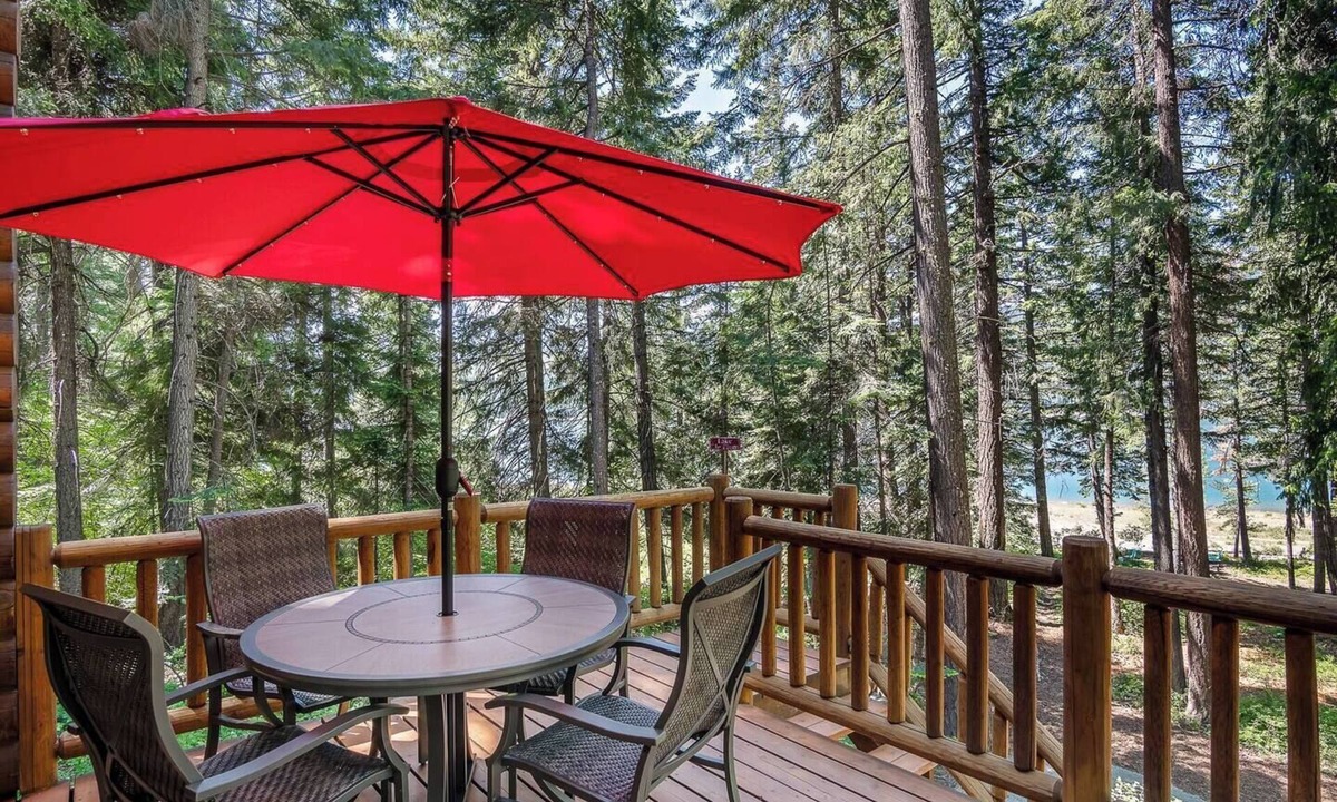 Cle Elum Cabin | Direct access to Cle Elum Lake! Lakefront Log Cabin with Hot Tub/Huge Game Room