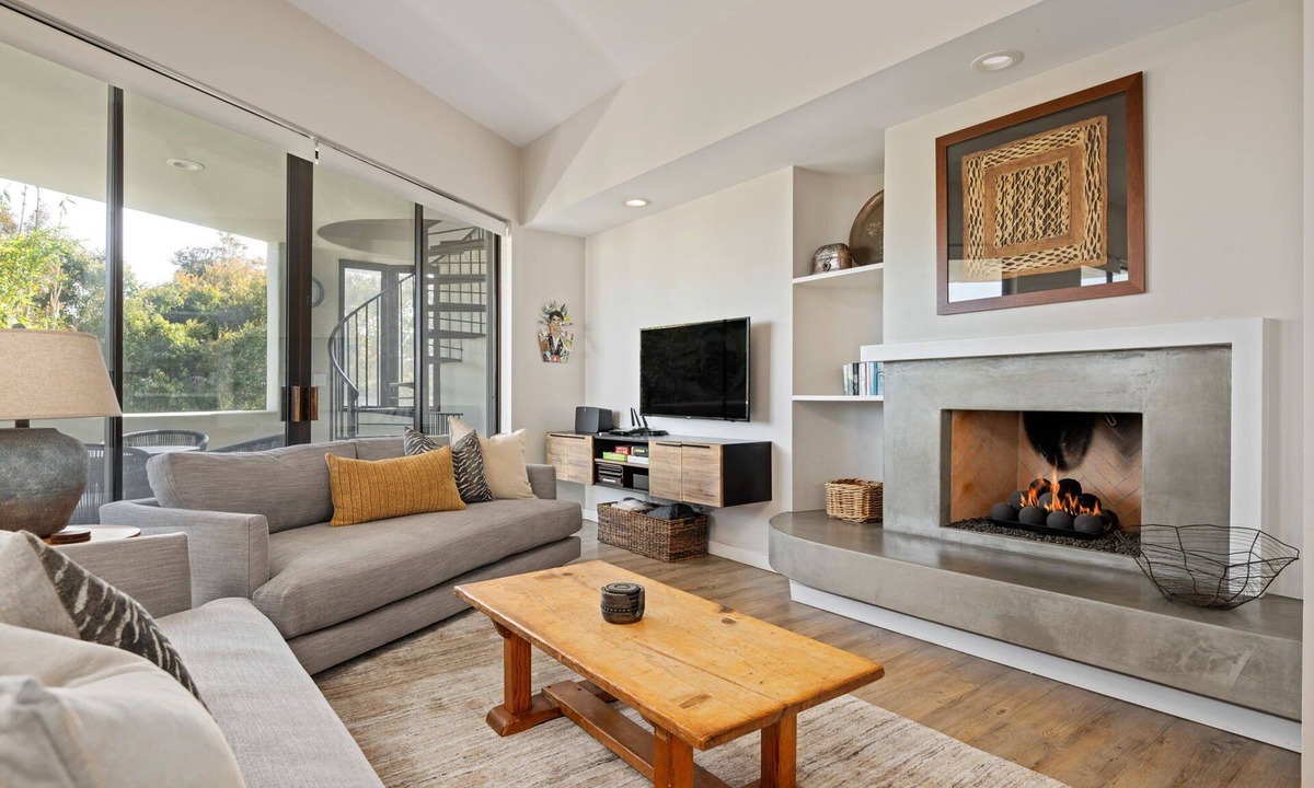 Padaro Lane House | Discover luxury and ocean views at the 3BR Padaro Beach Contemporary in Carpinteria.