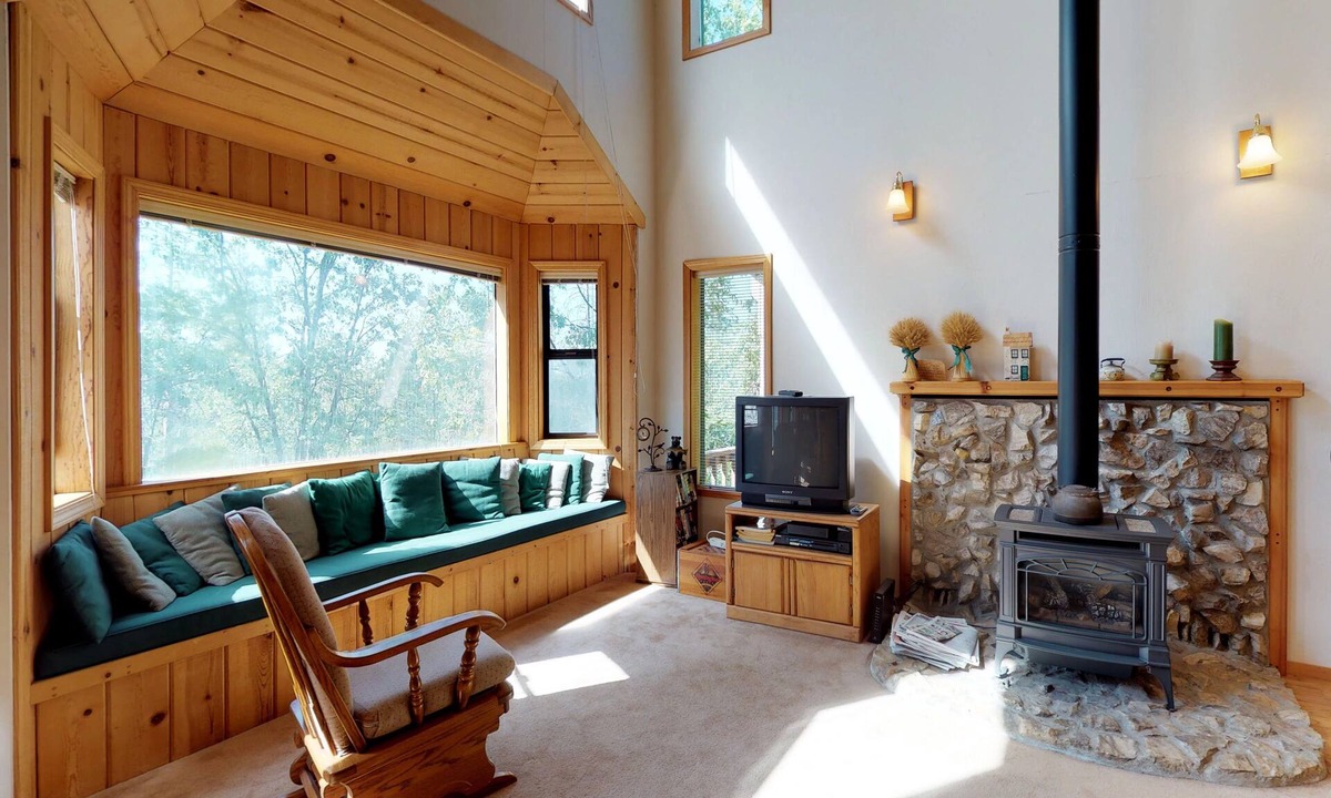 Arnold Cabin | Dog-friendly mountain cabin with gas fireplace near skiing