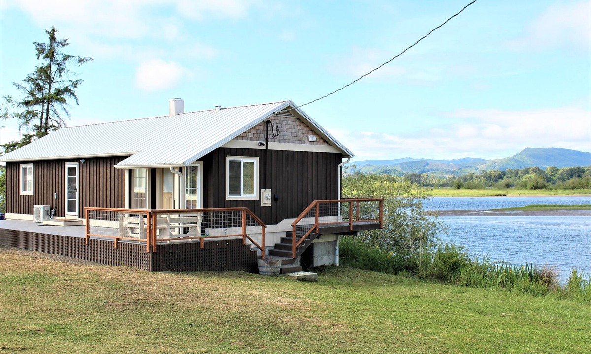Cathlamet House | Dog Friendly Puget Island Home on the Columbia River. Secure Private Moorage!