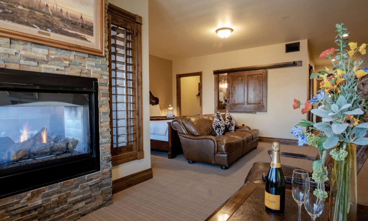 Jackson Hotel | Downtown Jackson - Fireplace Suite