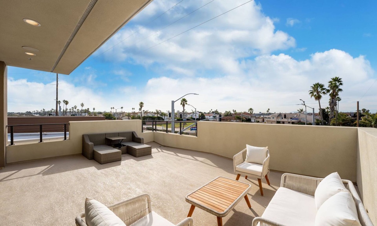 Oxnard Shores Condo | Dreamy Beach House with Pool/Spa - 5 Mins to Beach