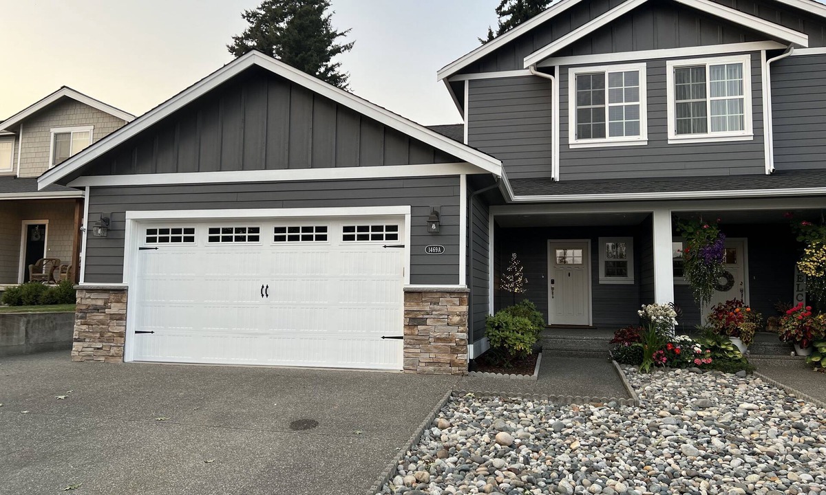 Lynden House | Duplex with A/C on quiet street close to dining, shopping, hospitals & mountains