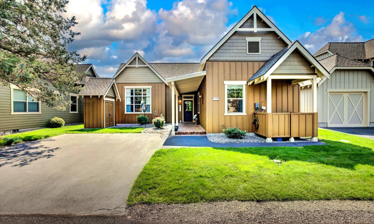 Redmond House | Eagle Crest Retreat, HOT TUB, Dogs OK, EV Charger