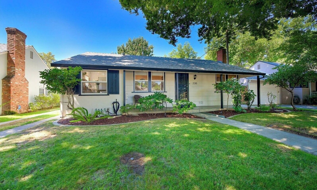 Central Sacramento House | East Sac Super Charmer! 3+3 Cozy & Comfortable in safe neighborhood!