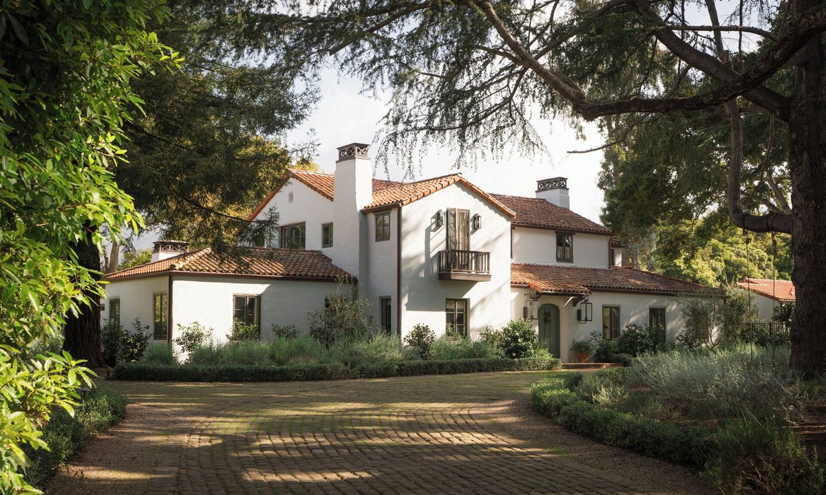 Hedgerow House | El Cedro - Beautiful Family Estate with pool & walking distance to the beach!